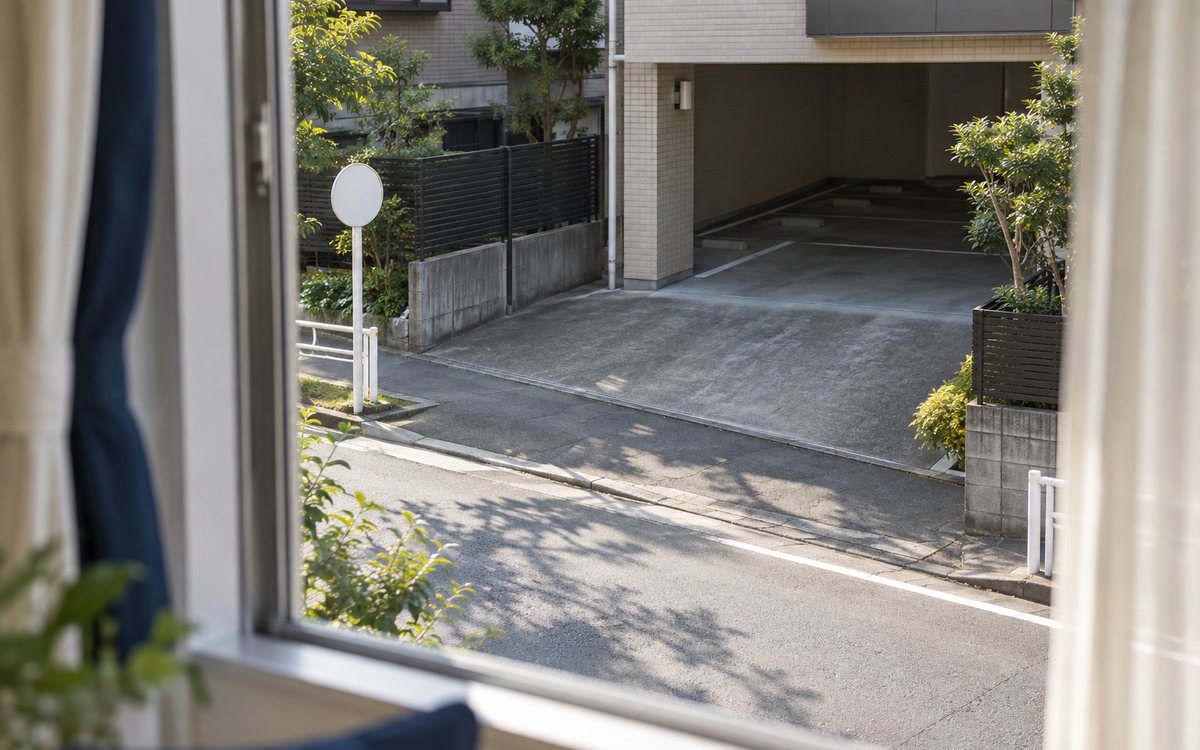 駐車場の出入口と住宅街の道路で通勤経路を見る図