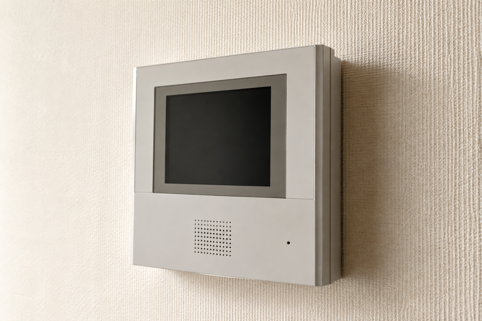 明るい木製のデスクに整然と置かれた白い書類の束とペン、隅に小さな観葉植物。柔らかな自然光が差している